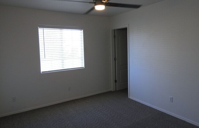 Building Photo - Beautiful 3+2 Corner Lot home near the Golf Course!