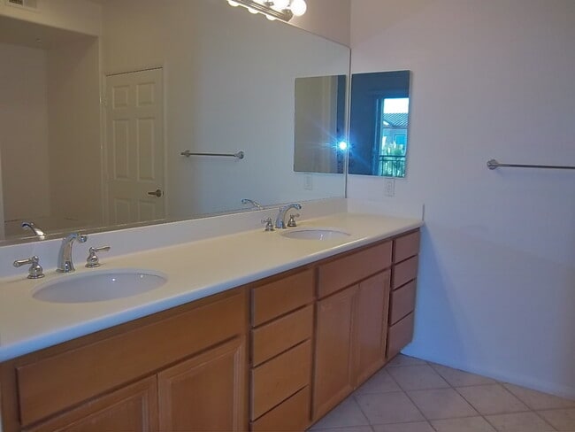 Building Photo - GORGEOUS TOP FLR CONDO BY CENTRAL PARK w/LAUNDRY+PATIO+2 CAR Parking