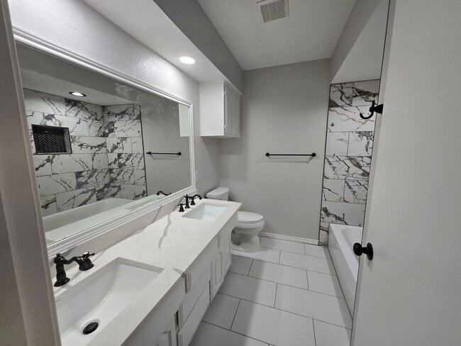 Building Photo - Stunning 4-bd 2.5 bath