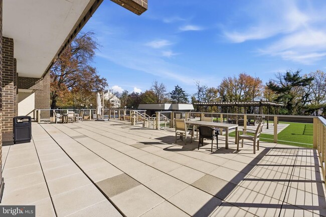 Building Photo - 250 S Reynolds St