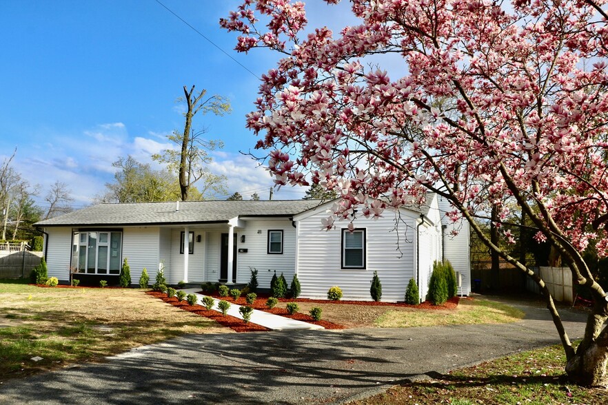 Primary Photo - 19 Primrose Ave W