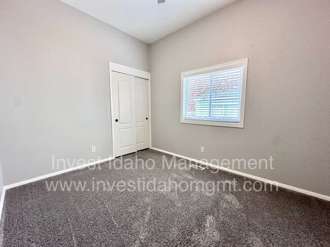 Building Photo - Fantastic location in SE Boise