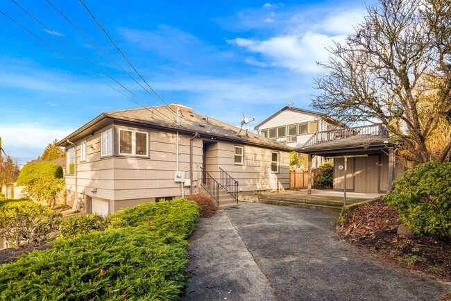 Building Photo - Meticulously Remodeled Home in Edmonds Bow...