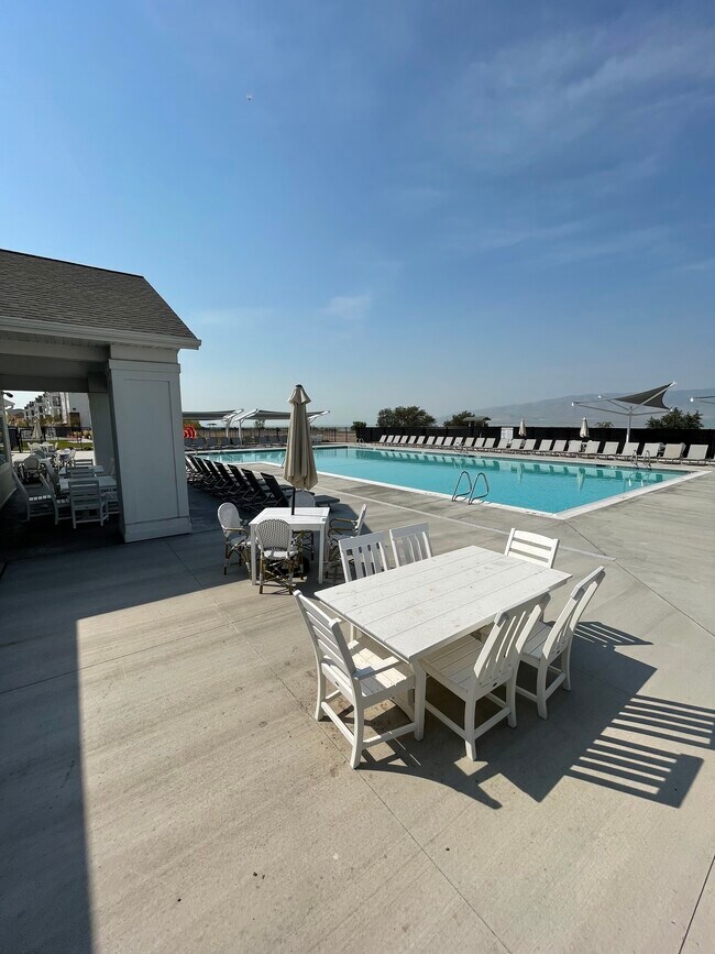 Building Photo - H-204