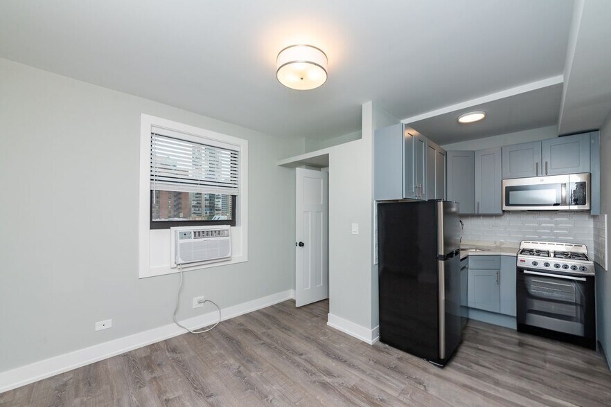 Building Photo - 505 W Belmont Ave