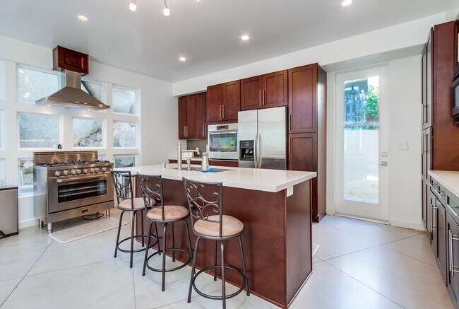 Building Photo - 28548 Meadow Glen Way W