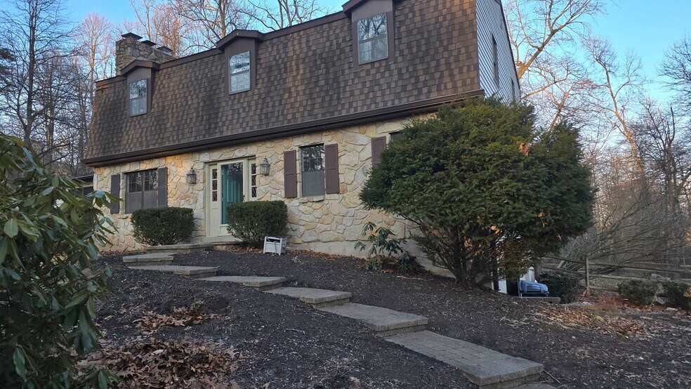 Building Photo - 176 Primrose Dr