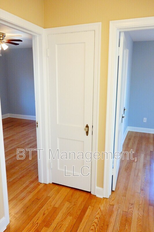Building Photo - 907 Hudson Ave