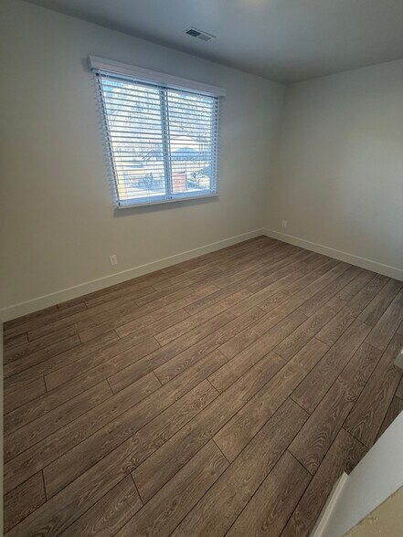 Building Photo - 201 W 975 N