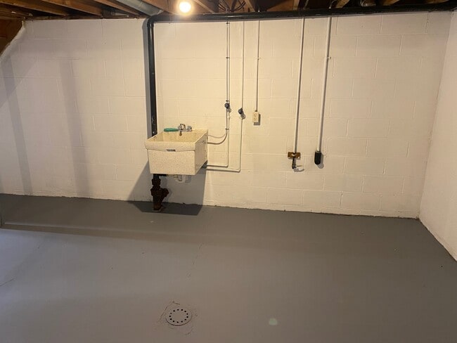 Building Photo - 2218 Midland Dr