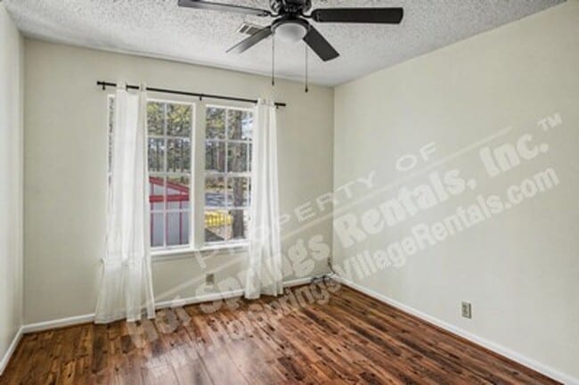 Building Photo - Two-Level Townhome in DeSoto Courts