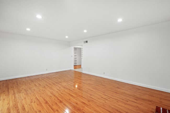 Building Photo - Beautifully Renovated 3BR/2BA Single-Story...