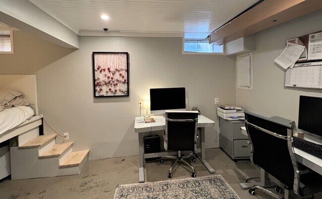 Building Photo - 4 Day St