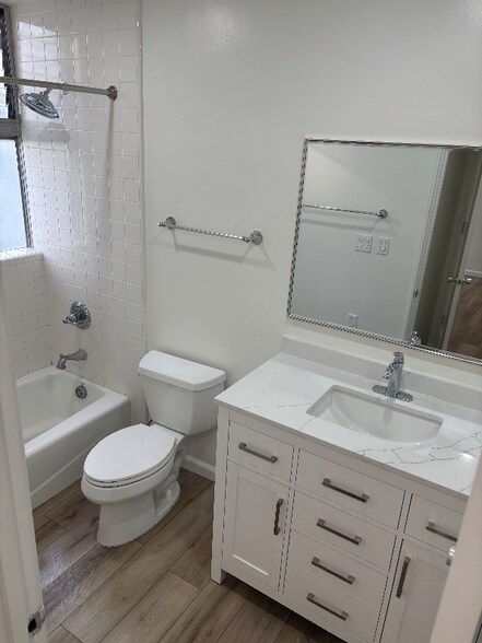 Building Photo - 533 S Hudson Ave