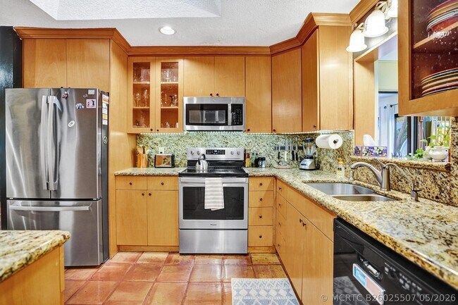 Building Photo - 420 NE 36th St