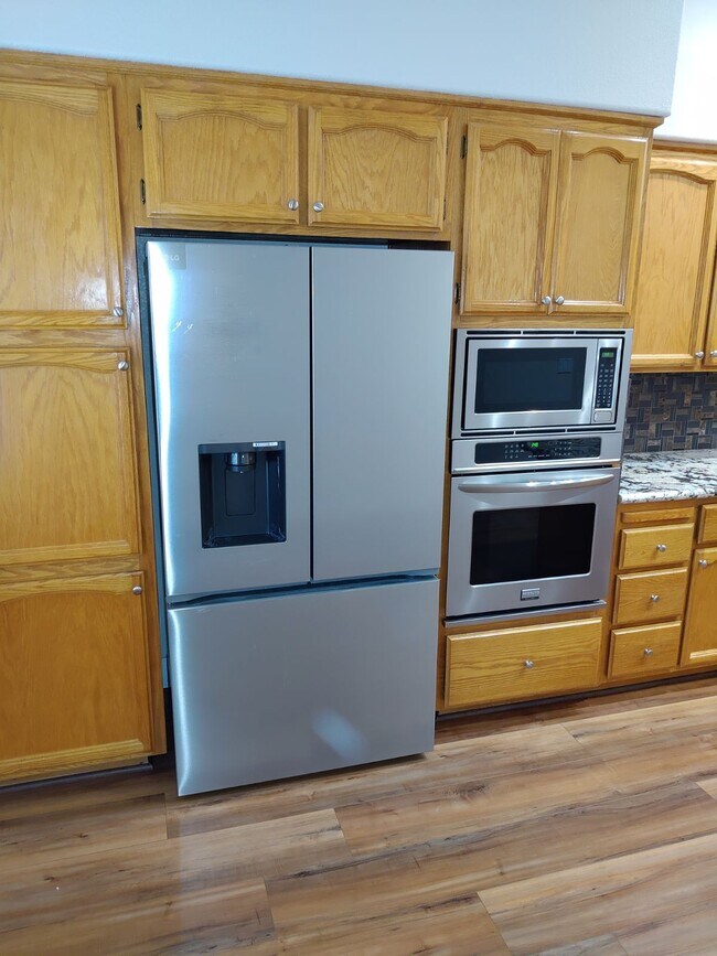 Building Photo - 3367 Chapelle Dr