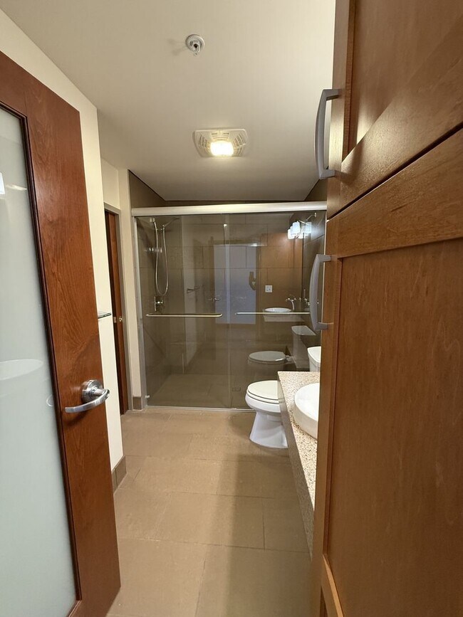 Building Photo - Luxury Apartment