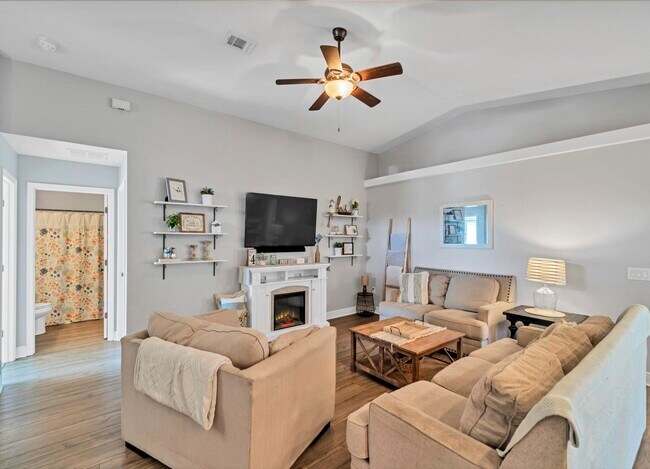 Building Photo - 8390 Island Dr