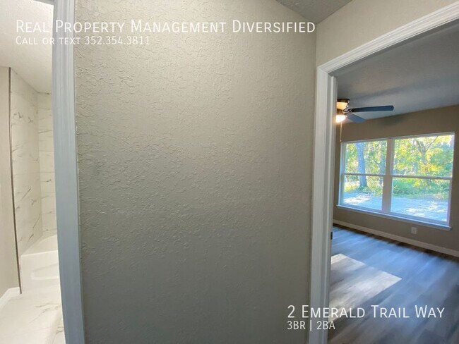 Building Photo - 2 Emerald Trail