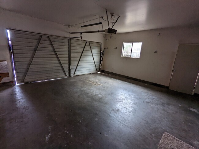 Building Photo - 1404 W Cambridge Ave