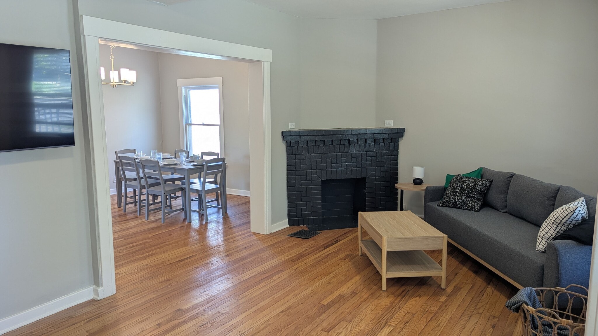 Decorative fireplace - 4216 Mercier St