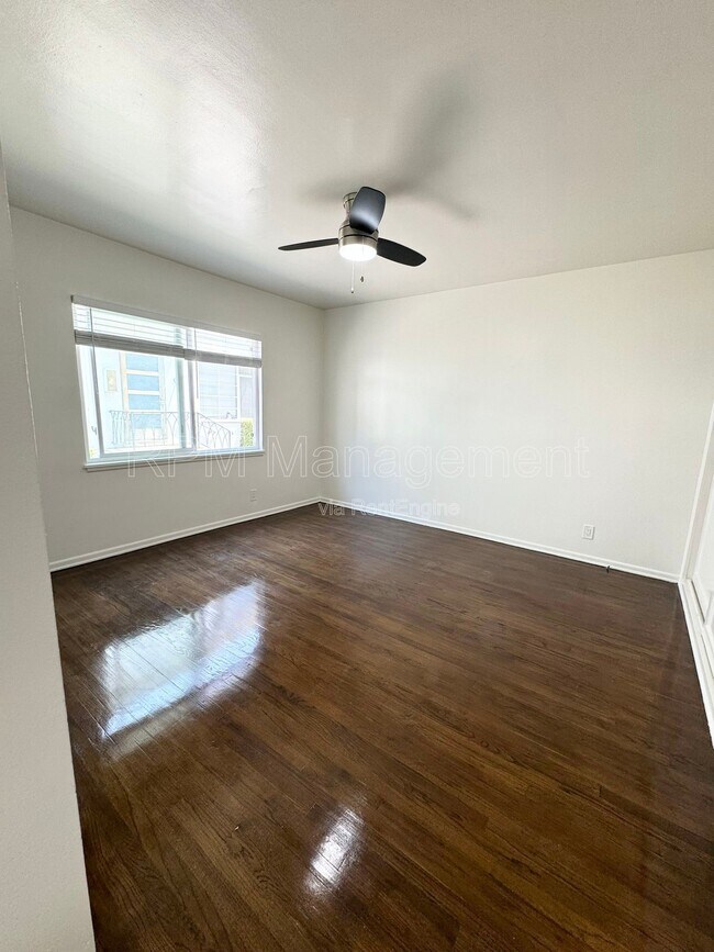 Building Photo - 905 N Sweetzer Ave