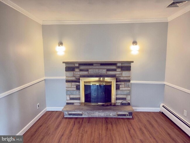 Building Photo - 422 W 6th Ave