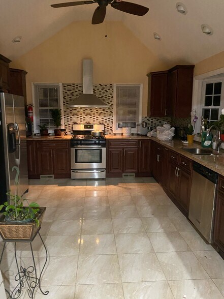 Building Photo - 95 Sycamore Ave