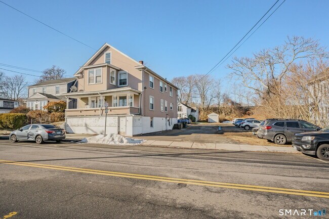 Building Photo - 113 Pequot Ave