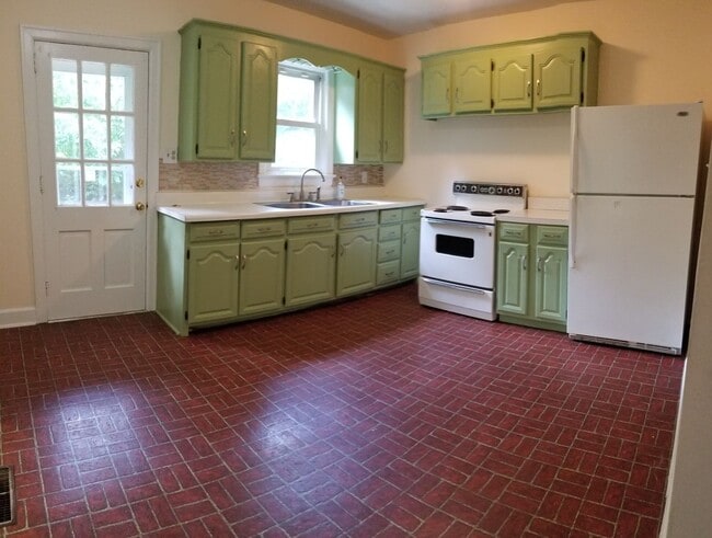 Building Photo - 702 Tanyard St