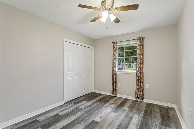 Building Photo - 406 Pine Shadows Dr