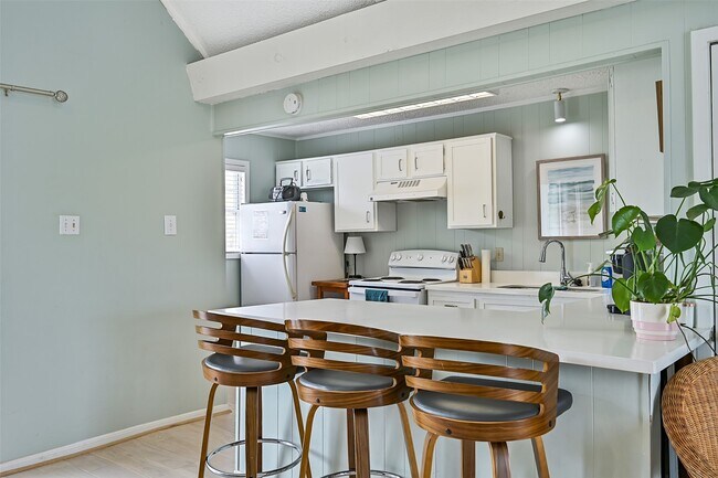 Building Photo - 16904 Beachcomber Dr