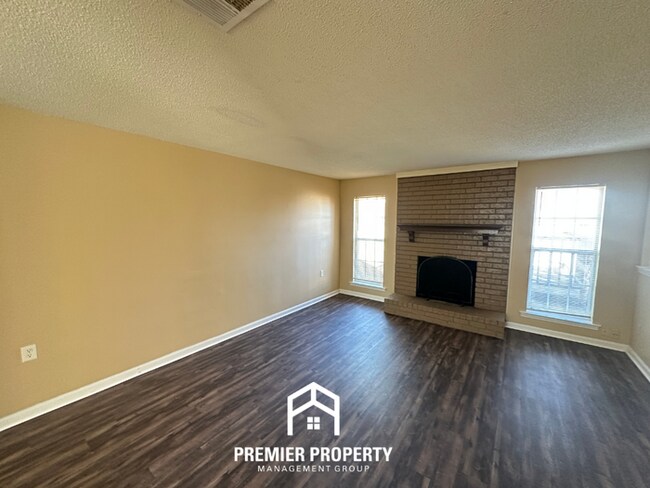 Building Photo - 3BR Home w/ Brick Fireplace, Garage & Fenced Yard in Memphis