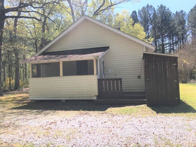 Building Photo - Country Living Rental located just off Int...