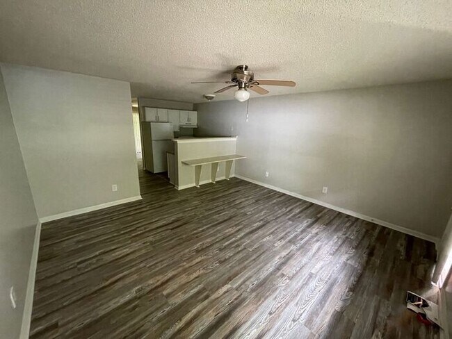 Building Photo - Beautiful One Bedroom Apt in Cotswold Neig...