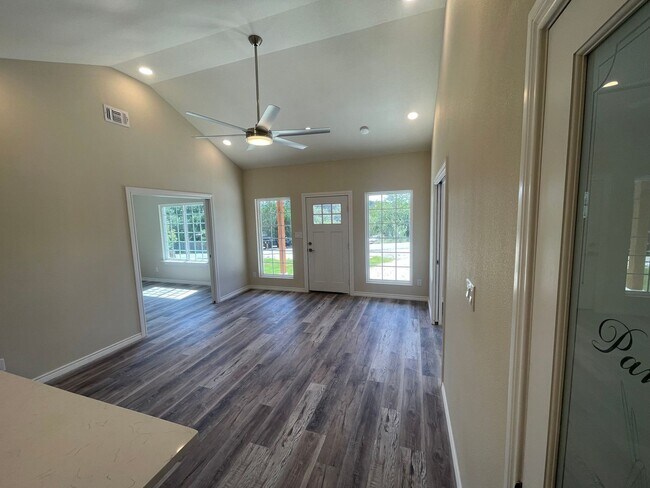 Building Photo - NEW ON MARKET