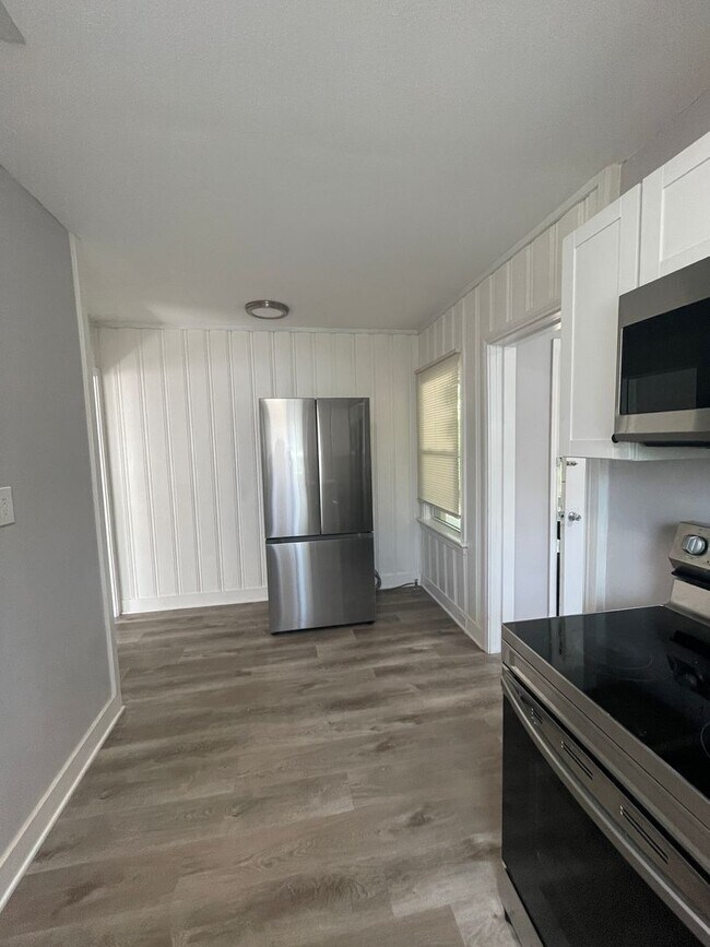 Building Photo - 2 bedroom One bath with new appliances