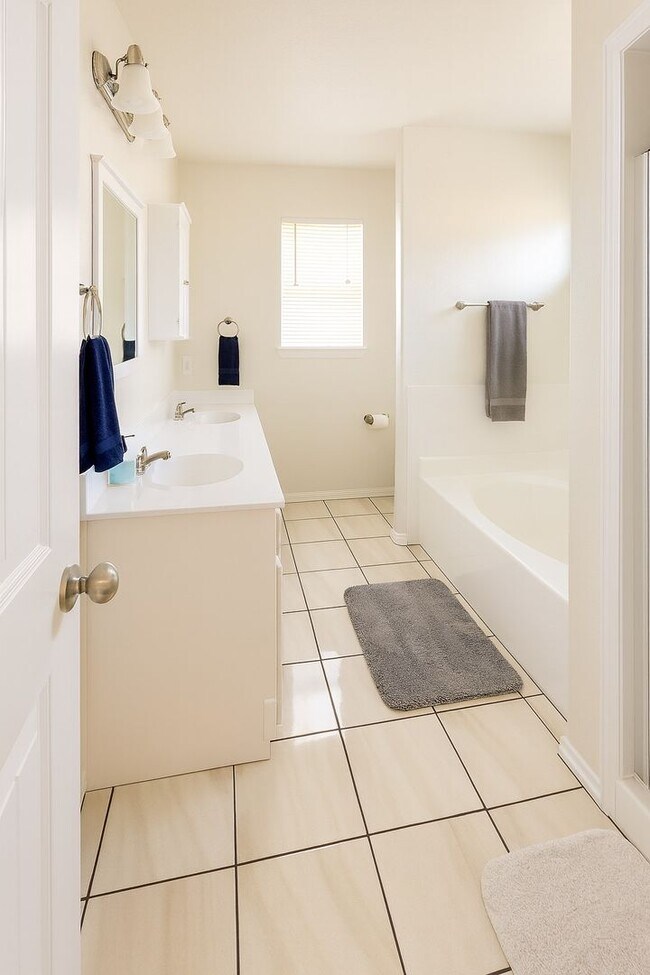 Building Photo - 5 Bedroom, 2.5 bath in Killeen