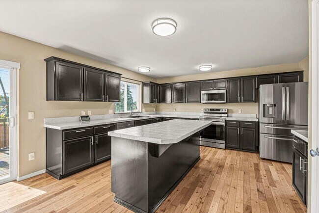 Building Photo - Spacious Corner Lot Home Near JBLM | 4 Bed...