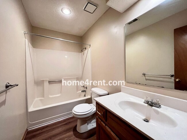Building Photo - Cozy Duplex w/ Plenty of Space, LVP Flooring and a Fenced Yard!
