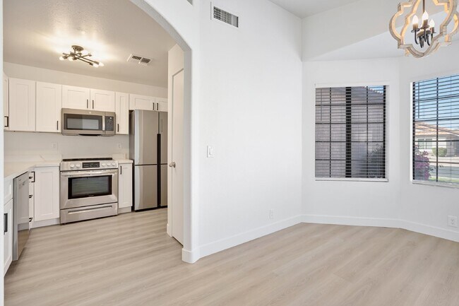 Building Photo - Beautiful home in gated community in Ahwatukee now available!