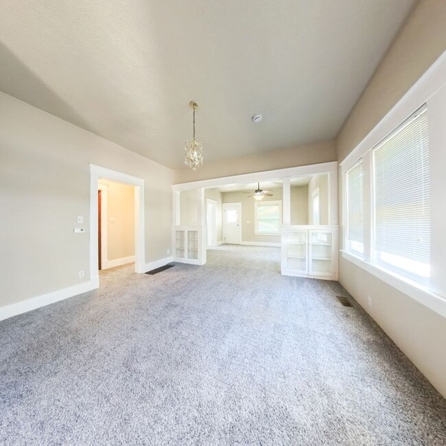 Building Photo - Newly updated 5 bedroom 2 bathroom home