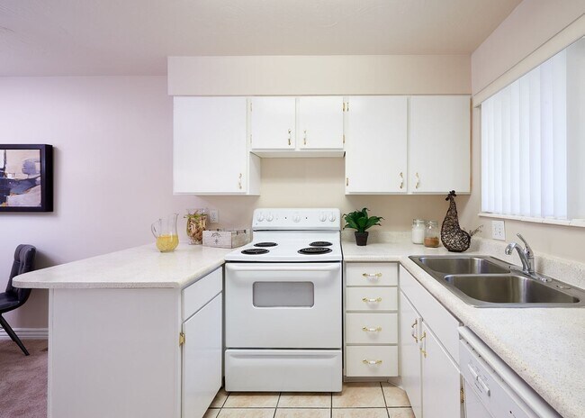 Building Photo - West Valley Duplex