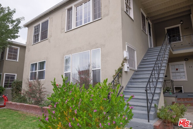 Building Photo - 851 Alandele Ave