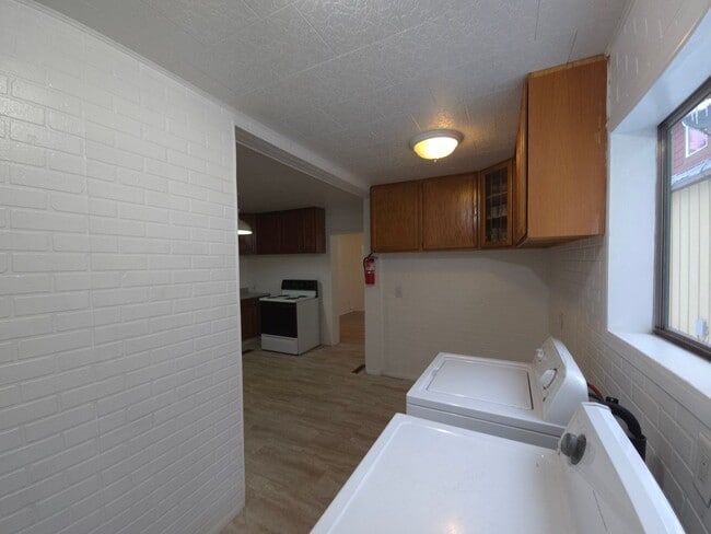 Building Photo - Nice house with a huge garage