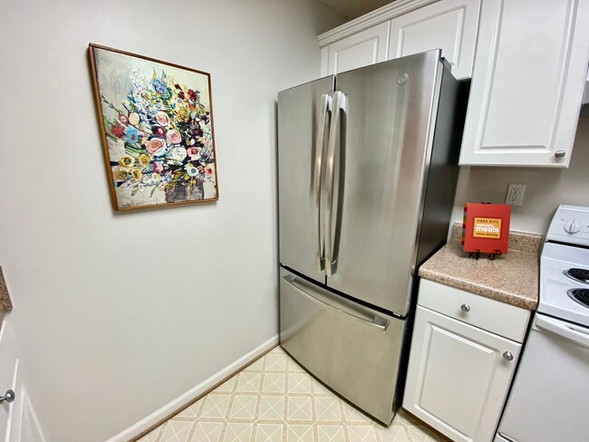 Building Photo - Super-Cute Condo! First Floor - 1-Story - Fenced Patio - Storage - Pet Friendly!