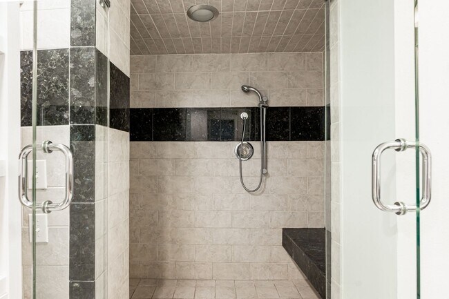 Building Photo - Gorgeous 2 Bedroom 2 Bathroom Condo in Low...