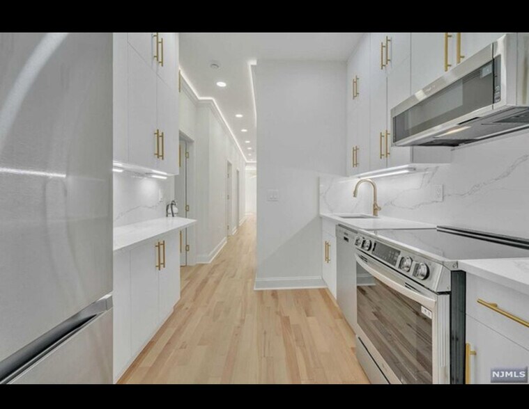 Building Photo - 25 Russell Ave