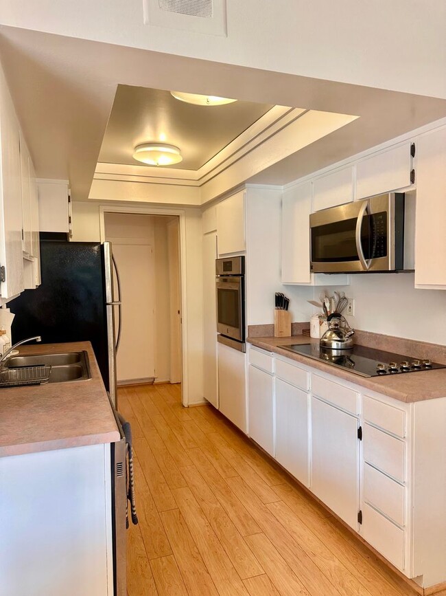 Building Photo - Pet Friendly Culver City 1BD Condo with Bonus Room, Fireplace, Patio and A/C!