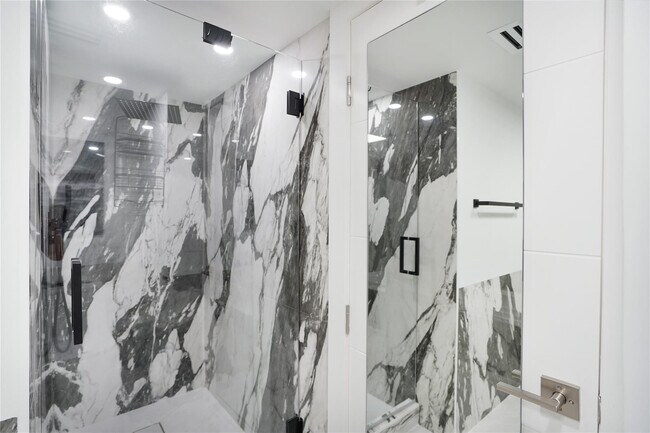 Building Photo - 5100 N Ocean Blvd